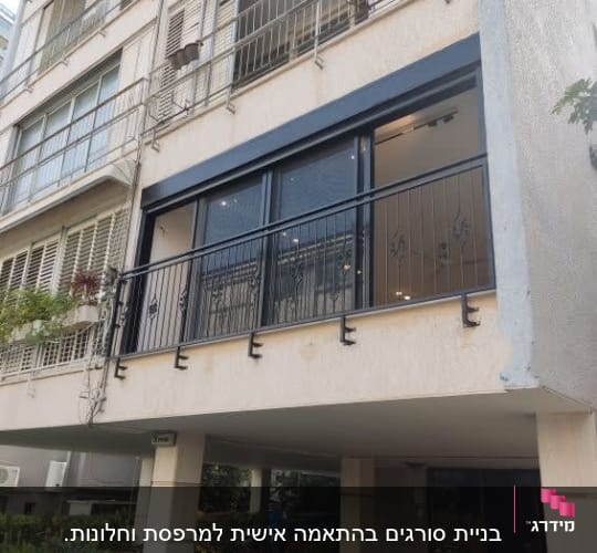 מרפסת עם מסגרות מתכת שחורות ודלתות זכוכית